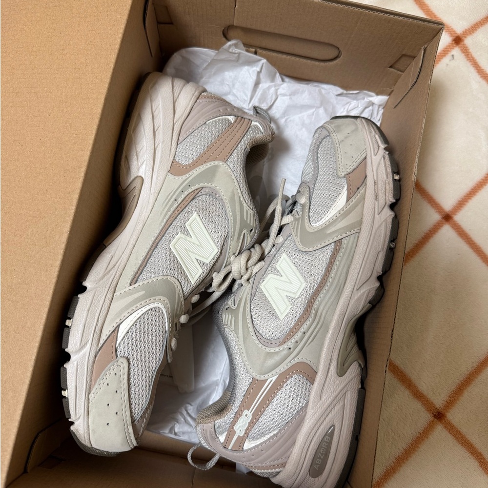 New Balance Women's Beige and Gray Sneakers 530’s
